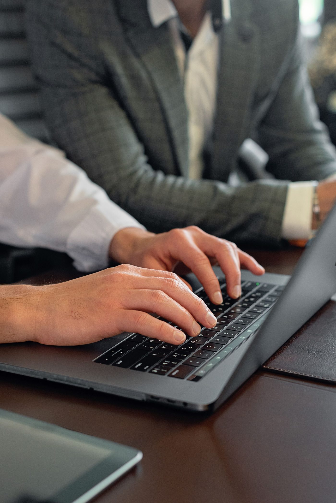 Arbeiten am Laptop bei der digitalen Kontaktaufnahme